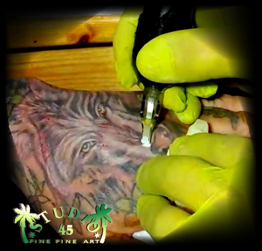 Bei der Arbeit White ink PEN Wolf Tattoo Recklinghausen STUDIO 45